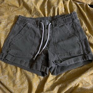American Eagle - green cargo shorts